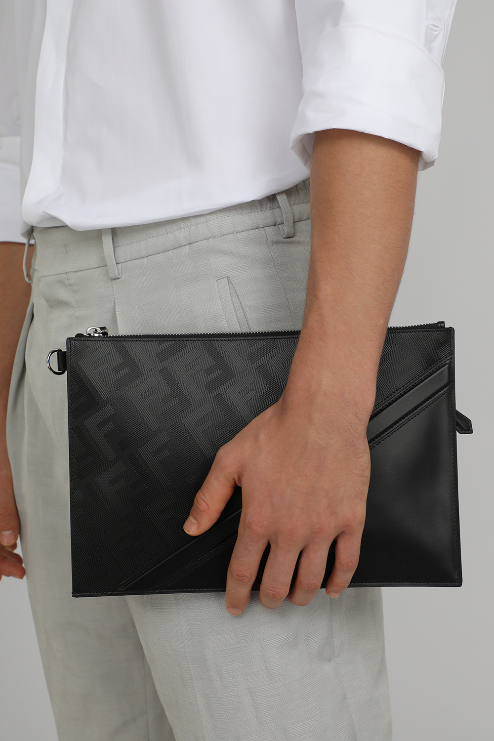 תמונת כל הלוק של תיק קלאץ` מונוגרמה